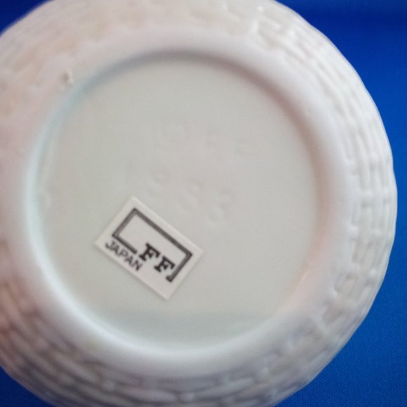 Vintage 1980s Fitz & Floyd porcelain basket with angel on edge - Picture 4 of 7